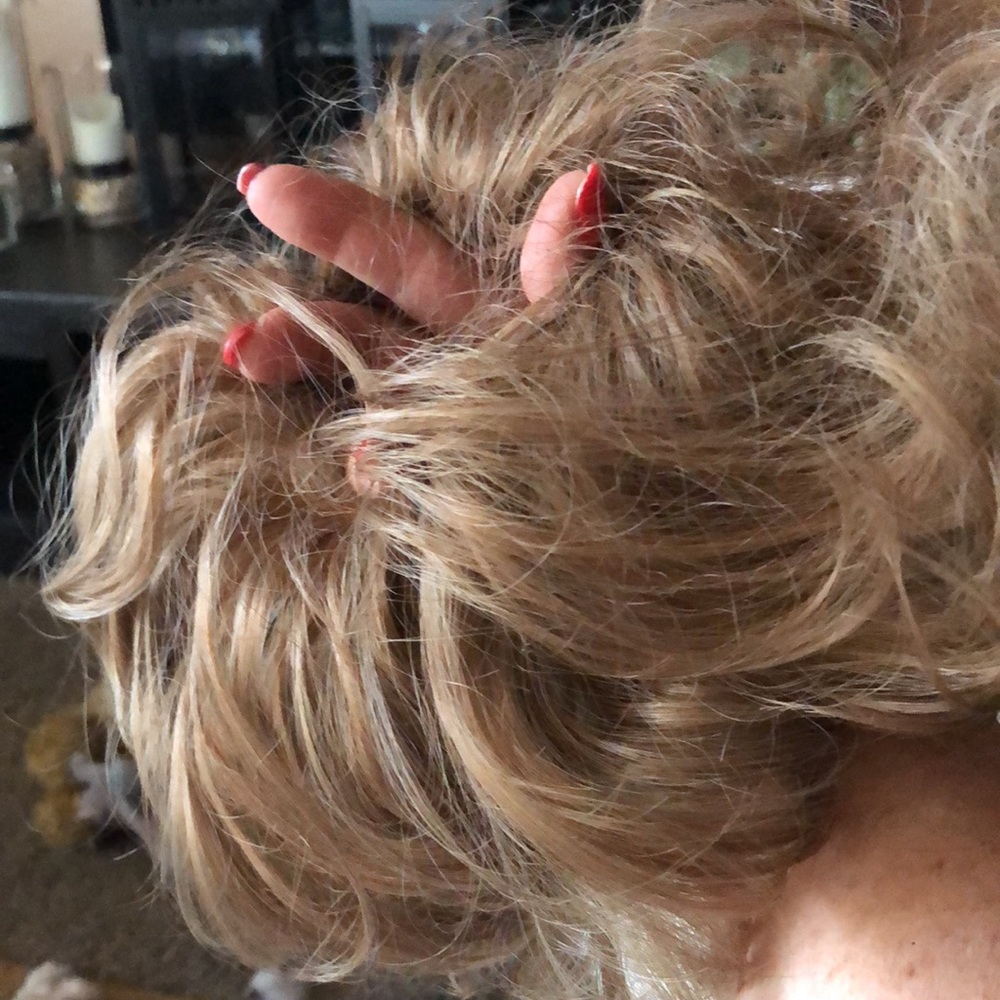 Messy bun - Picture 2 of 3